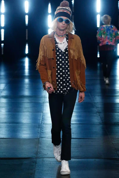 Look 10
